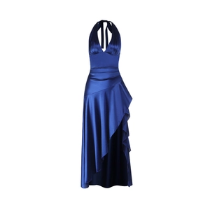 Vue détaillée de la robe cocktail en satin bleu roi avec volants et ourlet asymétrique