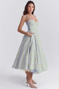 Détail de la robe fleurie bleu clair montrant l'ourlet en tulle et la jupe évasée