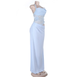Détail de la robe bleu clair montrant le col licou avec fleurs 3D et empiècement en mesh