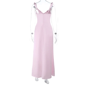 Détails du dos d'une robe en satin rose avec bretelles à volants et coupe dos nu fluide