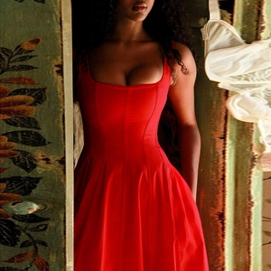 Détail de robe corset rouge avec encolure carrée et corsage ajusté à baleines