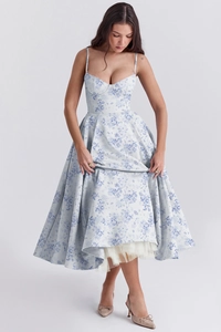 Détail du jupon en mesh blanc superposé sous l'ourlet de la robe d'été fleurie