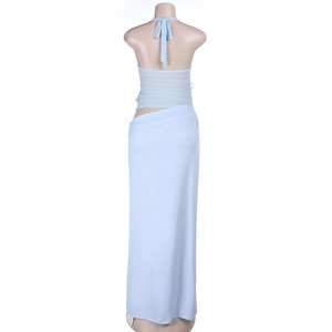 Vue détaillée du haut dos nu bleu clair et de la jupe longue moulante sur un mannequin