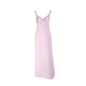 Détail de la robe longue en satin rose pâle avec bretelles volantées et nœud frontal