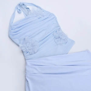 Détail d'un ensemble deux pièces bleu clair avec fleurs 3D et texture en maille plissée