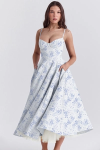 Détails de la robe fleurie française avec fines bretelles et ourlet en tulle multicouche