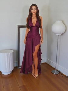 Robe longue en satin prune avec décolleté en V profond et fente haute à volants élégante