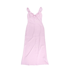 Détail du col en V avec volants et nœud sur une robe longue rose clair élégante