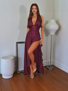 Robe longue élégante en satin violet foncé avec col licou en V et fente latérale