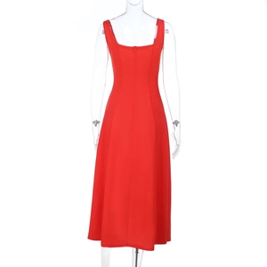 Détail arrière de la robe rouge coupe trapèze avec col carré et fermeture éclair