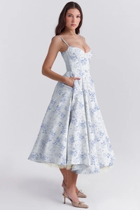 Détails de la robe fleurie évasée avec haut corset, fines bretelles et poches latérales