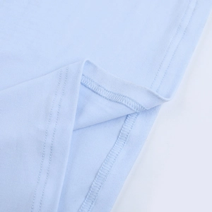 Gros plan sur la double couture et les finitions intérieures d'un tissu en maille bleu