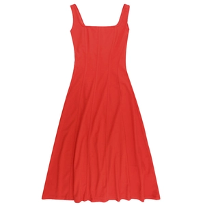 Robe midi rouge sans manches avec décolleté carré et coutures verticales apparentes