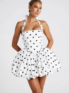 Robe dos nu à pois blanche de style français avec ourlet bulle et nœud au dos