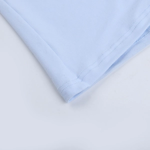 Gros plan de l'ourlet à double aiguille sur le tissu bleu clair de la robe tricotée