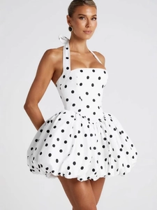 Robe dos nu à pois style français avec coupe ajustée et jupe bulle volumineuse