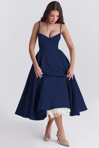 Détail de la robe habillée bleu foncé avec ourlet évasé et jupon en maille blanche