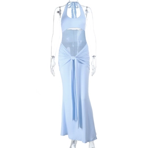 Detailansicht eines hellblauen Neckholder-Kleides mit Ausschnitt und Mesh