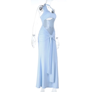 Detailansicht hellblaues Maxikleid mit Mesh-Ausschnitten in der Taille und Kreuzschnürung