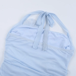 Détail de la robe licou bleu clair avec tissu en maille et design à lacets au décolleté