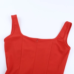 Détail d'une robe rouge à col carré avec fermeture éclair invisible à l'arrière du vêtement