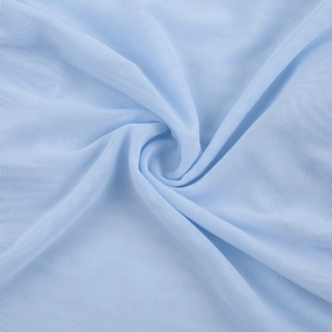 Détail du tissu en maille bleu clair avec texture douce et structure alvéolée respirante