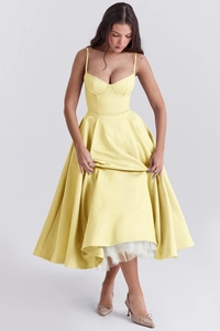 Détail du corsage style corset et jupon en tulle sur une robe française jaune