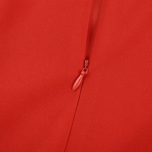 Détail d'une fermeture éclair invisible de haute qualité sur une robe bustier rouge
