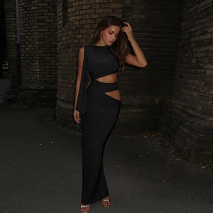 Détail du design ajouré latéral sur une robe de soirée noire asymétrique