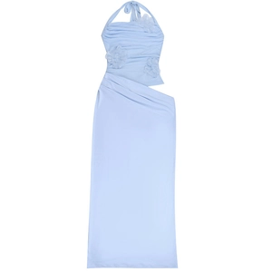 Détail de la robe de soirée dos nu bleu clair avec fleurs 3D et découpe à la taille