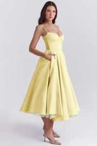 Détail de la robe midi jaune style corset avec jupon en tulle double couche élégant