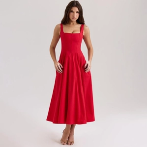 Détail de la robe midi rouge sans manches avec col carré et jupe évasée trapèze