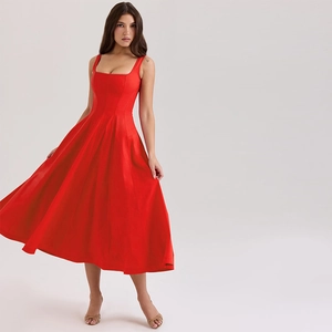 Détail d'une élégante robe rouge sans manches à épaules dénudées et taille évasée