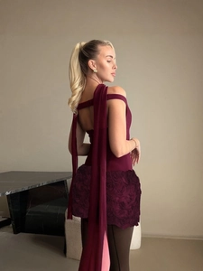 Robe cocktail bordeaux à épaules dénudées avec jupe à roses 3D et rubans au dos