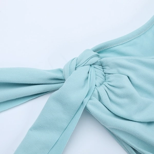 Détail du décolleté bustier noué avec une texture de tissu brillant délicat