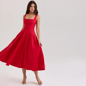 Vue détaillée d'une robe midi rouge à épaules dénudées avec une jupe bouffante évasée