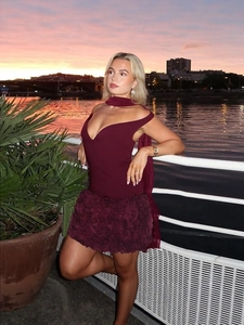 Robe cocktail bordeaux à épaules dénudées avec jupe ornée de pétales de rose en relief