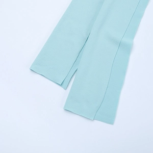 Détail du tissu bleu clair scintillant montrant les poignets et la texture fine