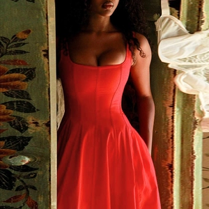 Détail de la robe corset rouge sans manches montrant la taille ajustée et la jupe bouffante