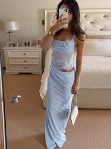 Robe de soirée bleu clair élégante avec haut en dentelle florale et jupe froncée