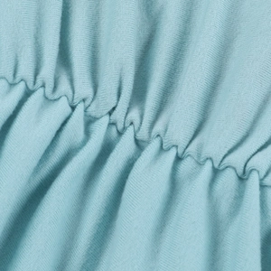 Détail en maille côtelée bleu clair montrant la taille élastique froncée et la texture