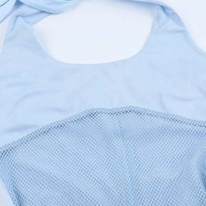 Makro-Detail der babyblauen Kleid-Textur mit glitzerndem Netzstoff und Nähten am Kragen