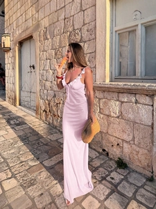 Robe trapèze française rose avec bretelles à volants et col en V à cordon de serrage