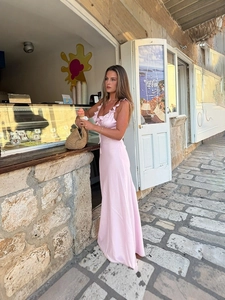 Élégante robe rose pâle bustier avec décolleté à volants et silhouette ligne A fluide