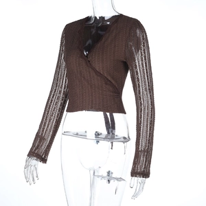 Détail du haut cache-cœur marron café avec motifs en dentelle et manches semi-transparentes