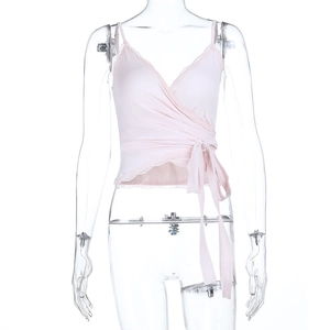 Detail des rosa Halter-Tops mit tiefem V-Ausschnitt und zartem weißem Spitzenbesatz