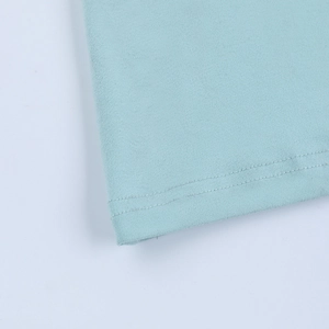 Détail de l'ourlet à double surpiqûre sur la robe trapèze bleu clair et texture du tissu