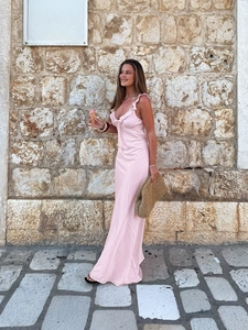 Robe de soirée rose en soie ligne A avec volants élégants et détail de lacet frontal