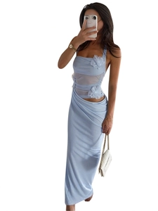 Robe de soirée bleu clair avec appliques florales et bustier en résille élégante