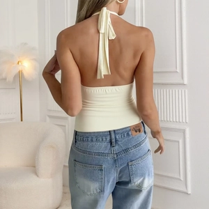 Détail du design dos nu licou et du laçage au cou de ce haut court chic de couleur crème